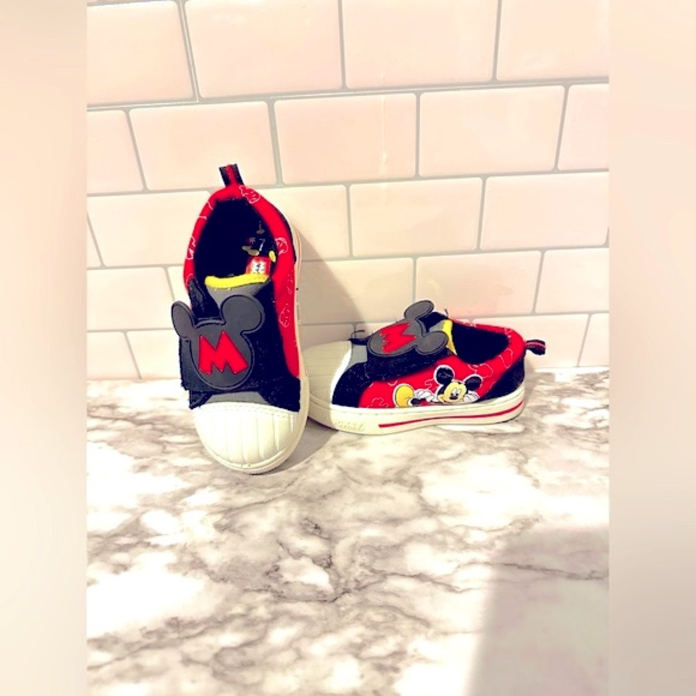 ✨Disney Mickey Mouse toddler boys shoes, in good/fair condition,lightly worn.✨